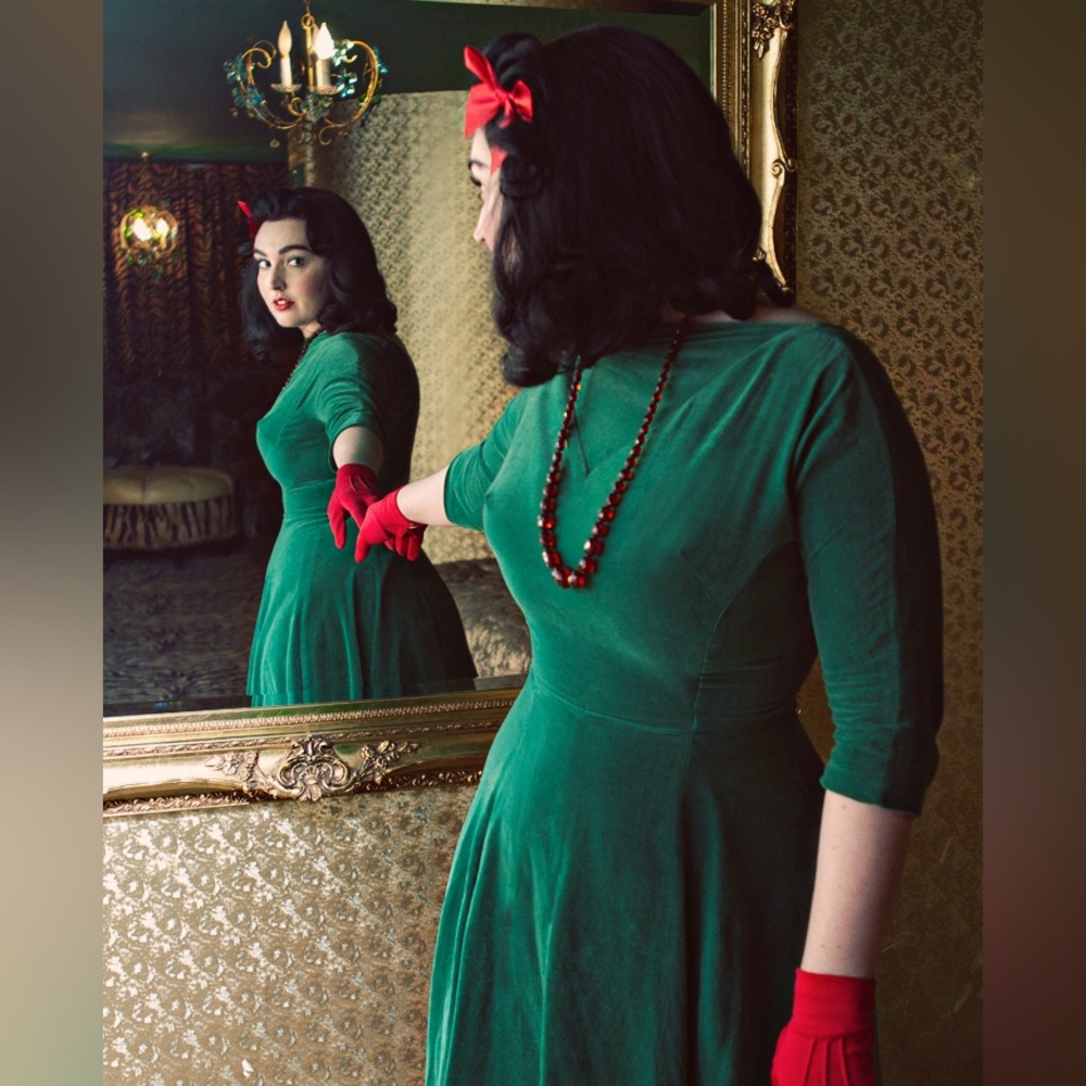 Vintage EUC Green velvet fit and flare
